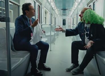 Loret y Brozo despiden a Irma Eréndira Sandoval desde un vagón del Metro y con pañuelos blancos