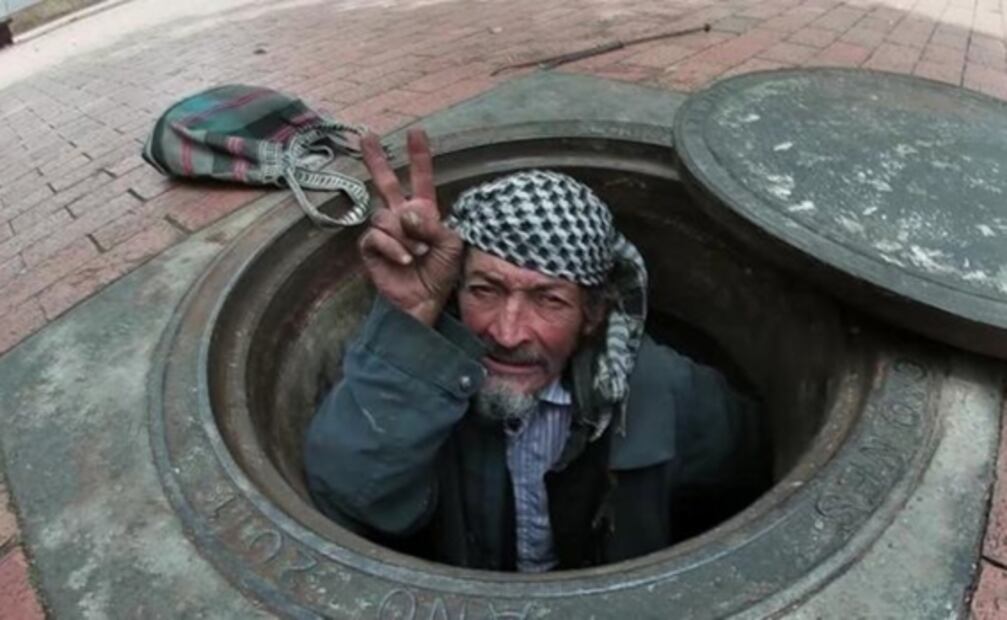 Lucas, el hombre que ha vivido en una alcantarilla desde hace 18 años