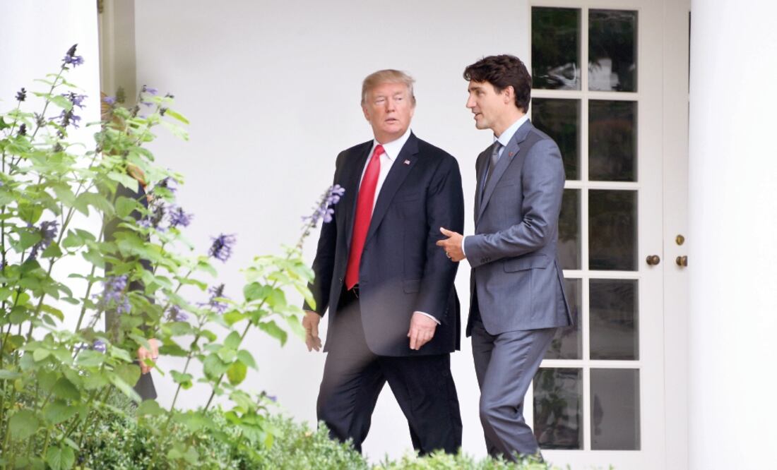 La conversación ocurrió el lunes por la noche, luego del anuncio de Trump de que elevaría hasta 25% los aranceles a todos los productos procedentes de Canadá. Foto: AFP
