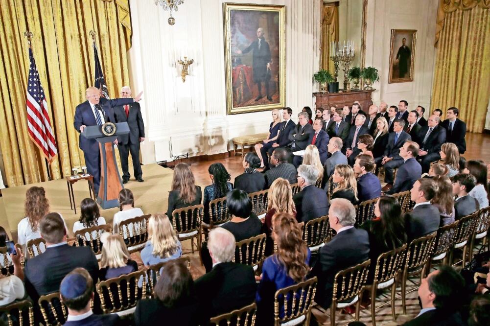 El presidente Donald Trump dijo que iniciará la renegociación del TLCAN ayer, durante un evento en la Casa Blanca. (CARLOS BARRIA/REUTERS)