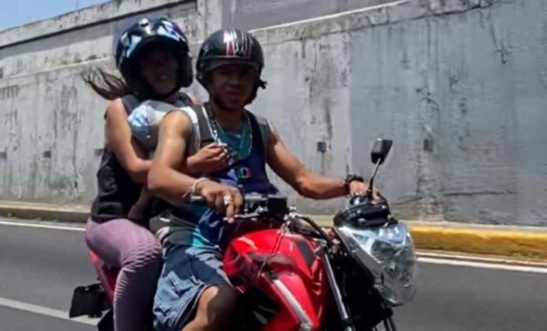 Pareja de motociclistas arriesga la vida de un bebé mientras circulaban a exceso de velocidad en carriles centrales de Viaducto. Foto: Juan Carlos Williams/EL UNIVERSAL