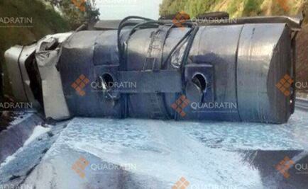 Vuelca pipa que transportaba resina en la Siglo 21