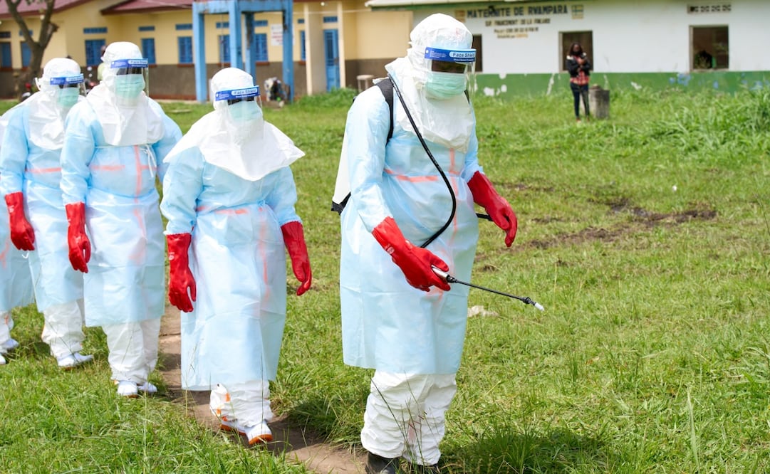 Trabajadores sanitarios llegan a un centro de tratamiento para realizar ejercicios de desinfección en Rwampara, República Democrática del Congo. Foto: AP