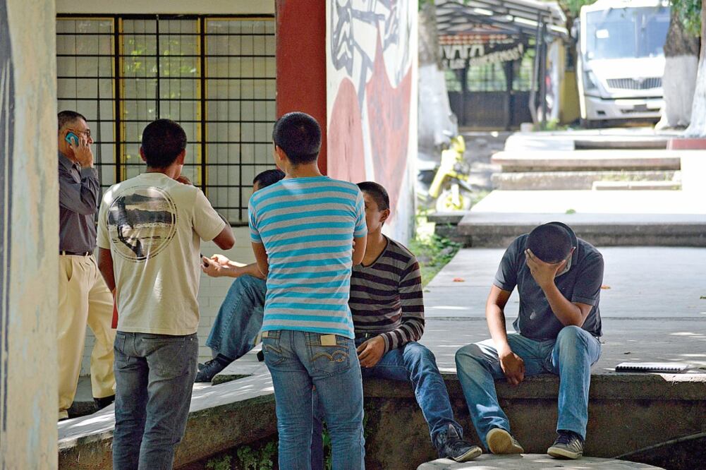 Los pelones se levantan a las 6 de la mañana y hay días que sólo duermen tres horas, porque realizan guardias, cuidando los rincones de la escuela (DASSAEV TÉLLEZ. EL UNIVERSAL)