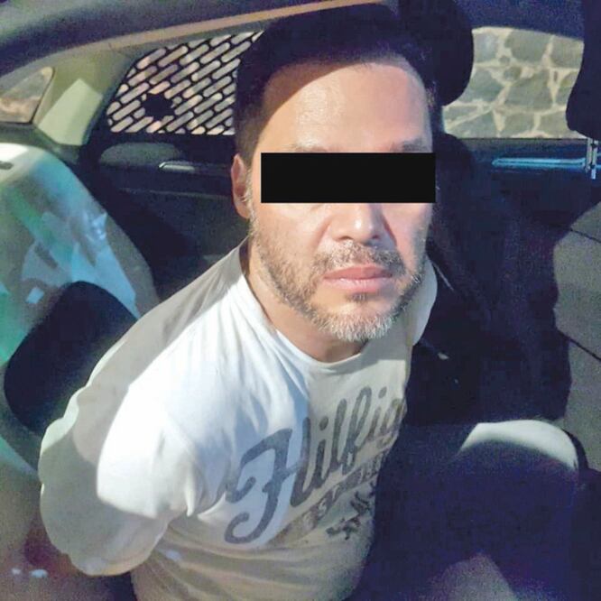 En una inspección a los sospechosos los agentes encontraron una réplica de arma de fuego y dinero en efectivo que al parecer quitaron a los clientes. (ESPECIAL)