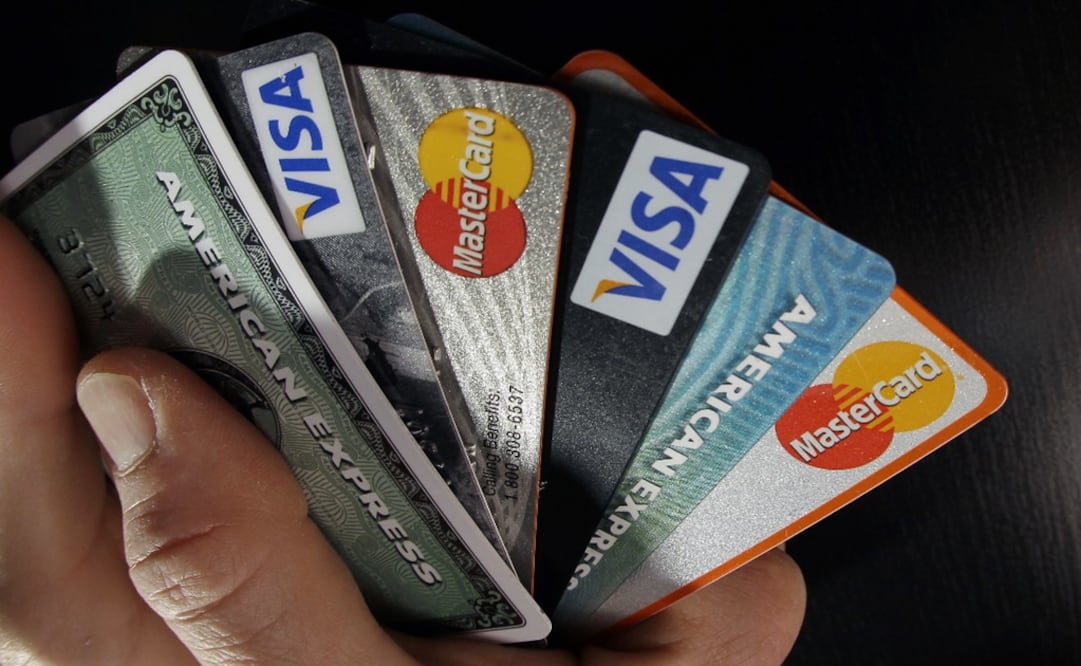 A credit card can help you buy necessary items, but if you don’t want debt, you must pay the full amount on time -Photo: Elise Amendola/AP Photo