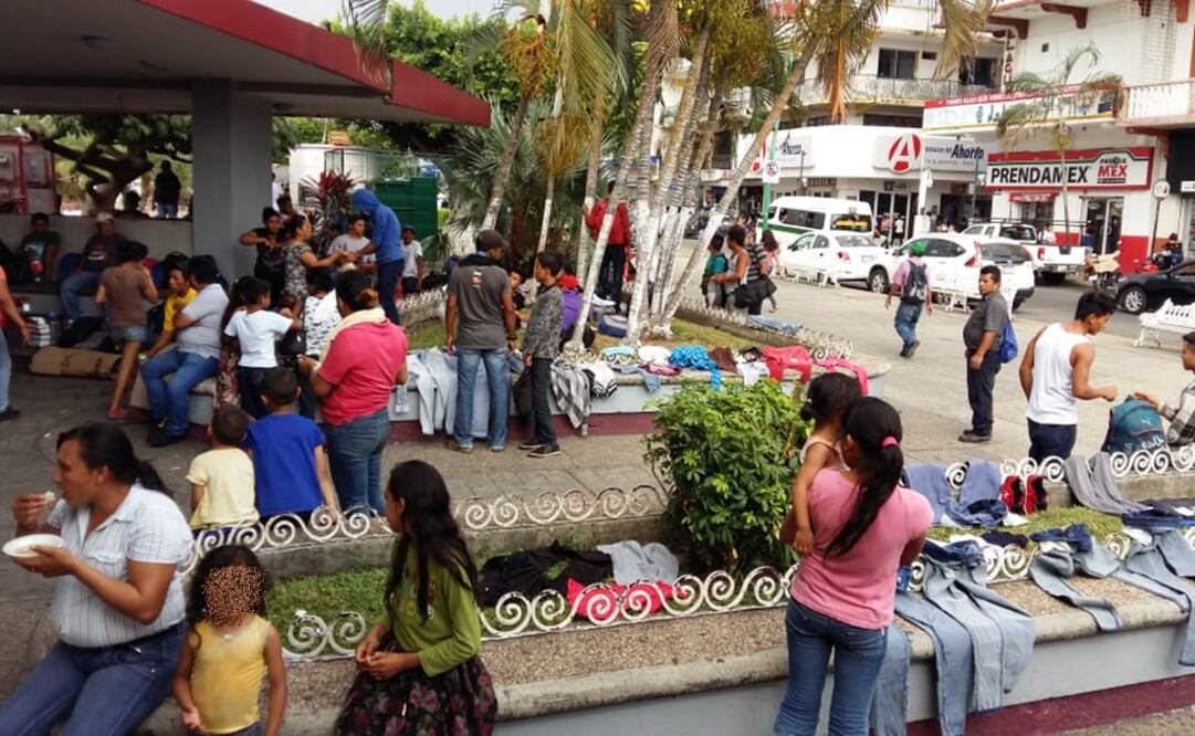 Decenas de migrantes permanecen en espacios públicos céntricos de Tapachula (Foto: Especial)