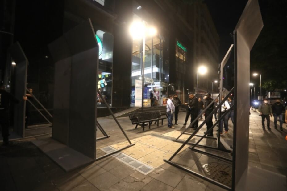 Amurallan primer cuadro de la CDMX previo a marcha feminista