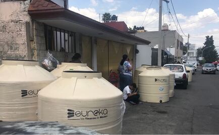 Diputada con licencia del PRI reparte tinacos en Naucalpan