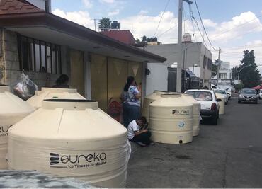 Diputada con licencia del PRI reparte tinacos en Naucalpan