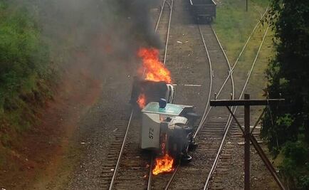Normalistas incendian 2 vehículos en vías de tren en Michoacán
