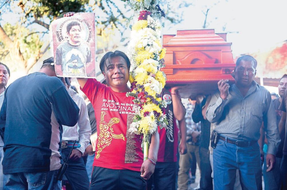 Vecinos del poblado de Amilcingo despiden los restos del líder comunitario Samir Flores, quien fue asesinado el miércoles afuera de su casa. (TONY RIVERA. EL UNIVERSAL)