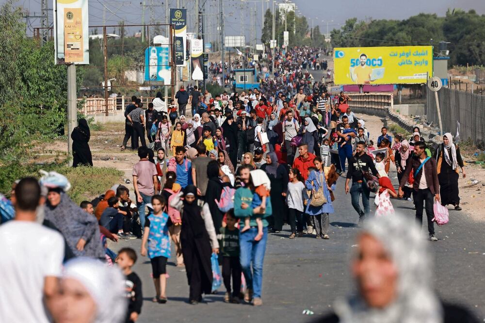 Palestinos al huir de la ciudad de Gaza y otras partes del norte del enclave hacia las zonas del sur. Foto: Mohammed Abed | AFP
