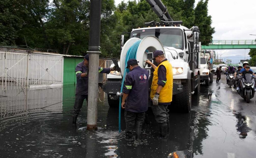 Personal de servicios de emergencia y cuadrillas de agua acudieron al lugar para controlar el derrame y realizar las reparaciones correspondientes. Foto: Osmar Alvarado / EL UNIVERSAL.