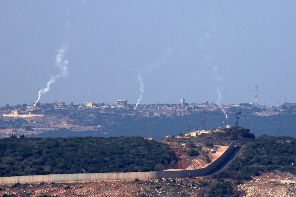 Se disparan bengalas desde el norte de Israel sobre la aldea fronteriza de Aita al-Shaab, en el sur del Líbano, el 28 de octubre de 2023. Foto: AFP