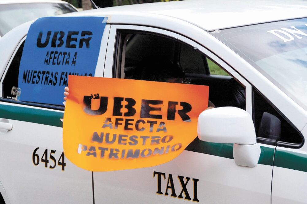 La presencia de Uber en Cancún ha ocasionado diferentes protestas de taxistas, pues consideran que es una competencia desleal a su servicio. Foto: ARCHIVO EL UNIVERSAL