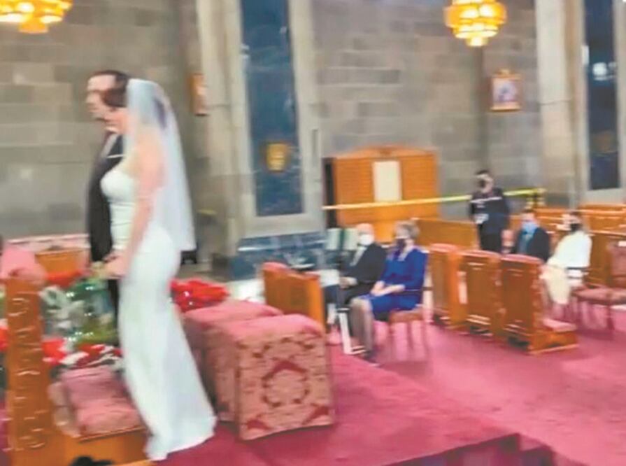 La boda se realizó durante el semáforo rojo en la capital. Foto: ESPECIAL