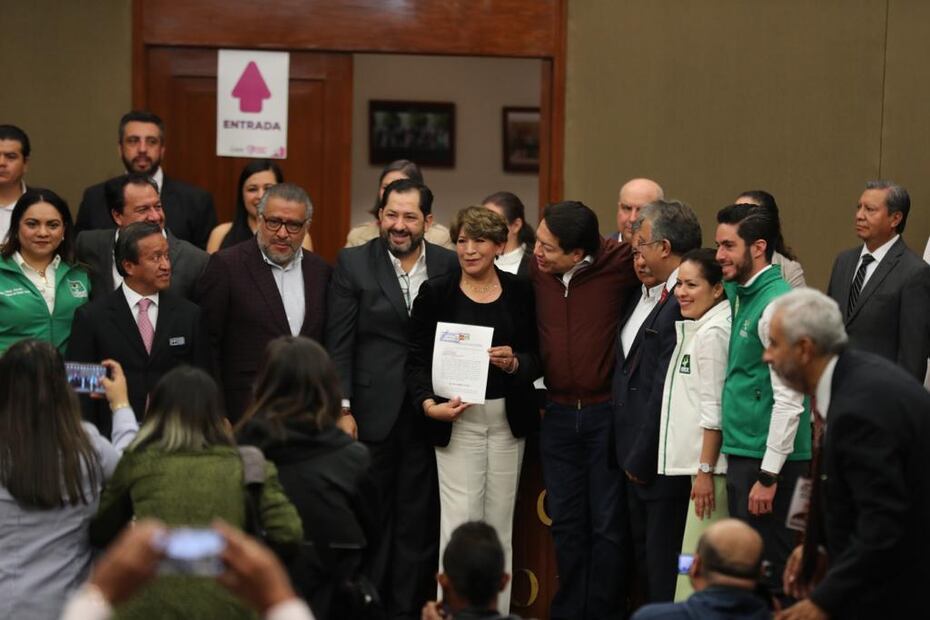Delfina Gómez Álvarez entregó su solicitud de registro como candidata de la alianza Juntos Hacemos Historia. FOTO: Jorge Alvarado/ EL UNIVERSAL/