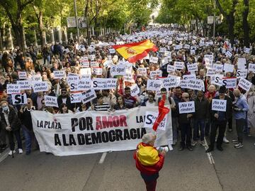 Se manifiestan en defensa de Pedro Sánchez en España