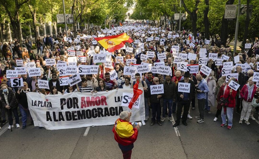 Un momento de la marcha con el lema "Por amor a la democracia" convocada por el colectivo La Plaza Madrid y que ha transcurrido este domingo por el centro de Madrid.Foto: EFE