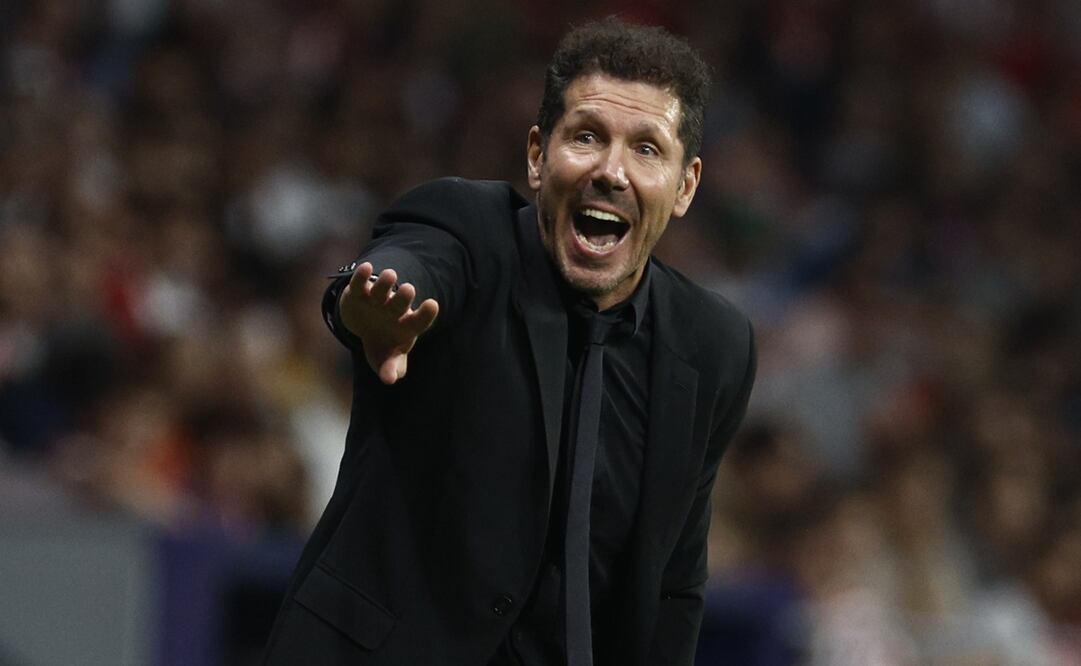 El Cholo Simeone dando indicaciones durante el partido de Liga contra el Rayo Vallecano / Foto: EFE
