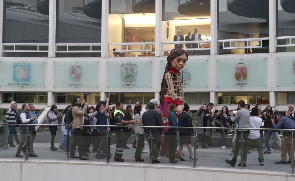 Presidenta de la Mesa Directiva del Senado, Ana Lilia Rivera dio la bienvenida a "La pequeña Amal", símbolo de los derechos de los niños refugiados. Foto: Carlos Mejía/EL UNIVERSAL