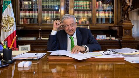 AMLO firma memorándum para frenar reforma educativa de Peña Nieto