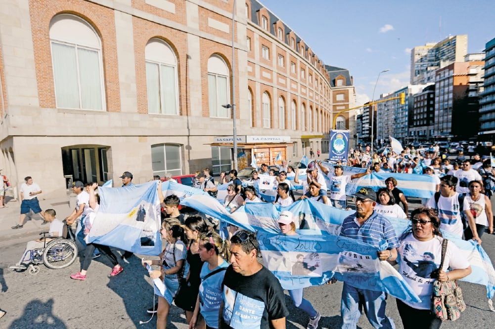 Familiares de los tripulantes del submarino ARA San Juan, durante una marcha el pasado 15 de diciembre (VICENTE ROBLES. AP)