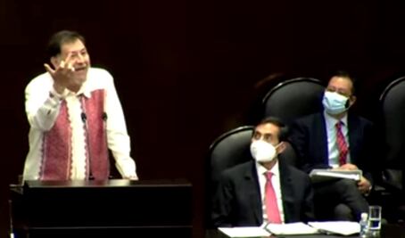 "Me hizo así"; Fernández Noroña  recuerda seña obscena de diputada panista 