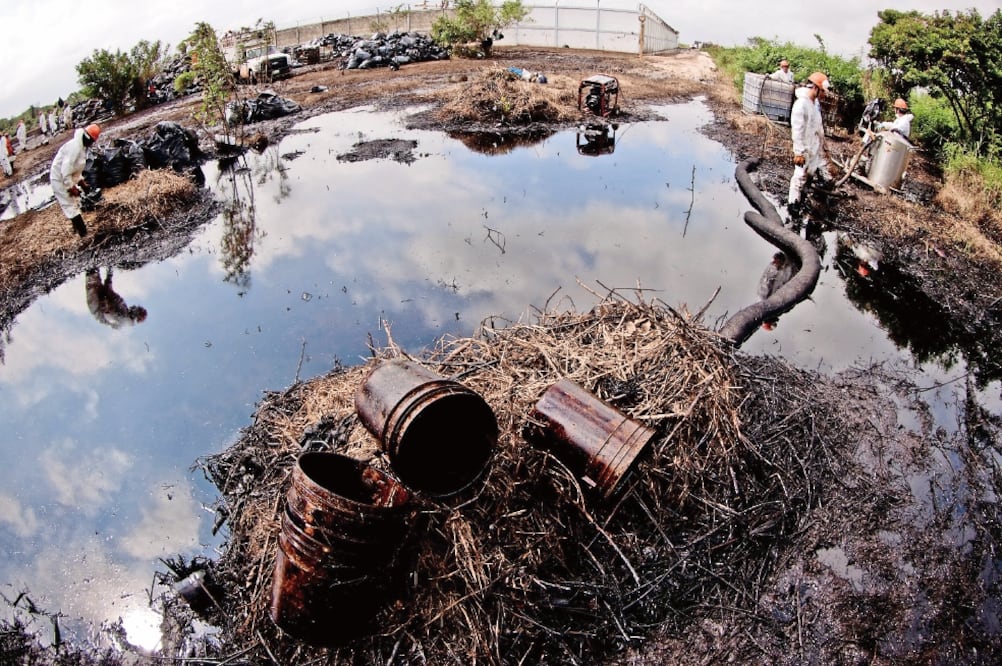 La extracción ilegal de hidrocarburos ha provocado diversos derrames que dejan dañós ambientales considerables. Foto: ARCHIVO EL UNIVERSAL