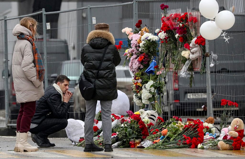 La gente llora y trae flores a la sala de conciertos Crocus City Hall tras un ataque terrorista en Krasnogorsk, a las afueras de Moscú. Foto: EFE