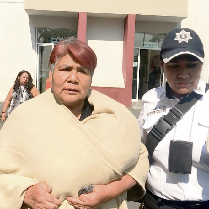 Eva Castillejo, abuela paterna de la pequeña, afirma que el lunes una enfermera le entregó al niño, al que vistió de rosa, “porque esperaba a una niña”. El martes al cambiarle el pañal, se dieron cuenta del cambio de los bebés. Foto: REBECA JIMÉNEZ.