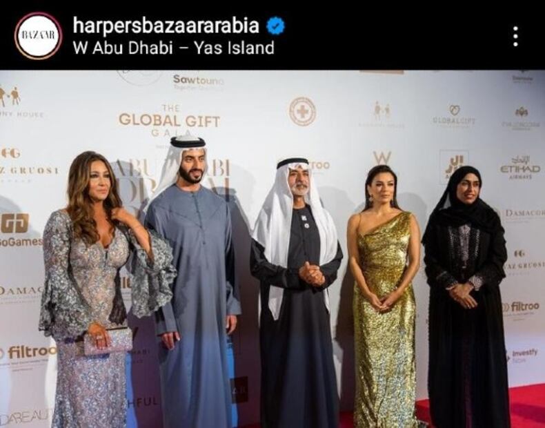 Eva Longoria impacta con sexy vestido dorado