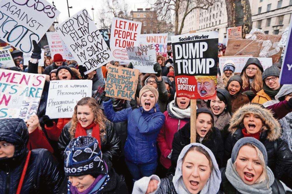 Miles de manifestantes salieron ayer a las calles de Londres para exigir que se respeten los derechos de las mujeres, contra el acoso sexual y para manifestar su descontento con la forma de gobierno del presidente de EU. (PETER NICHOLLS. REUTERS)