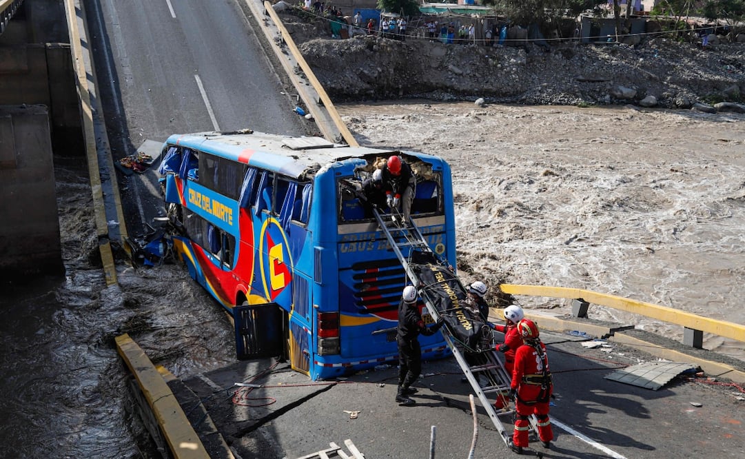 Servicios de rescate trabajan en el lugar donde un autobús de pasajeros cayó a un río tras el derrumbe de un puente en Chancay, al norte de Lima, el 14 de febrero de 2025. Foto: AFP