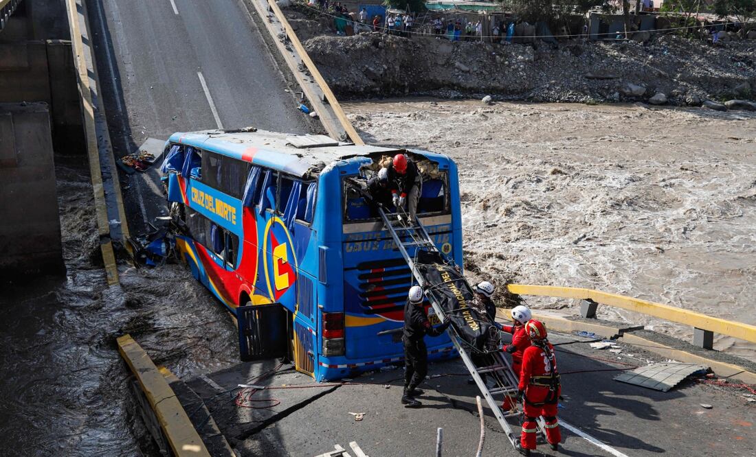 Servicios de rescate trabajan en el lugar donde un autobús de pasajeros cayó a un río tras el derrumbe de un puente en Chancay, al norte de Lima, el 14 de febrero de 2025. Foto: AFP