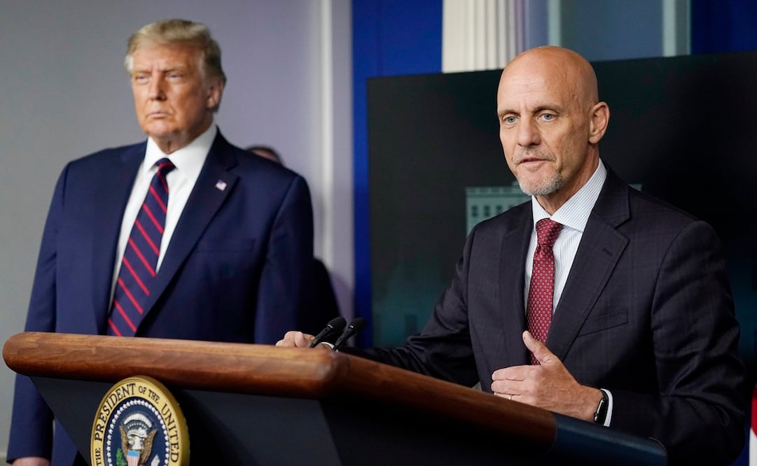 Stephen Hahn, comisionado de la FDA, junto a Donald Trump en conferencia de prensa el 23 de agosto de 2020- Foto: AP