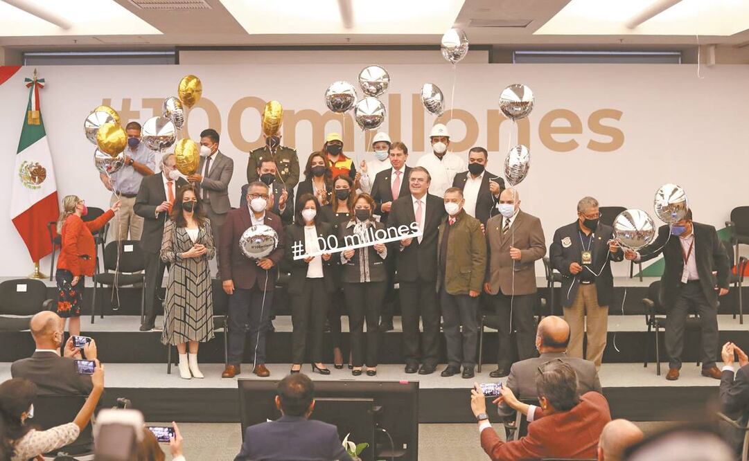 En la sede de la Cancillería, junto a funcionarios de diferentes dependencias, entre ellas Salud, el canciller Marcelo Ebrard (al frente, sonriendo), festejó los 100 millones de dosis. Foto: Valente Rosas. EL UNIVERSAL