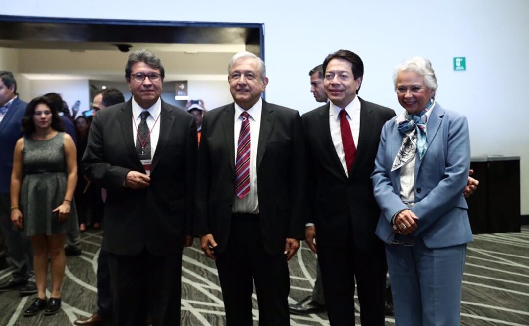 El mandatario fue recibido en el Hotel Hilton Alameda por Olga Sánchez Cordero, Ricardo Monreal y Mario Delgado. Foto: Diego Simón Sánchez / EL UNIVERSAL