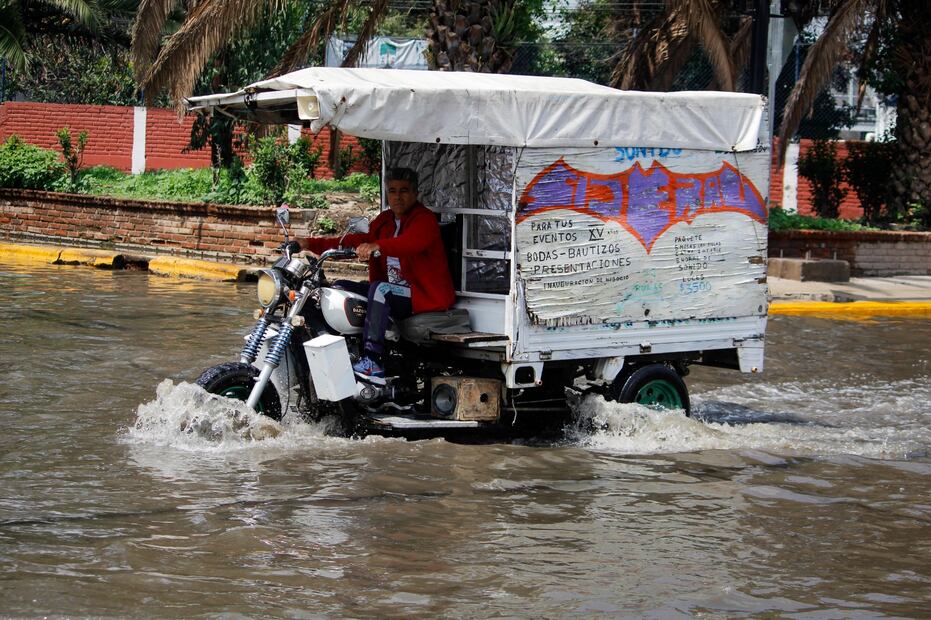 Las inundaciones han afectado a las personas en su vida cotidiana por las calles en las que no se pueden pasar. Foto: de Luis Camacho. El Universal