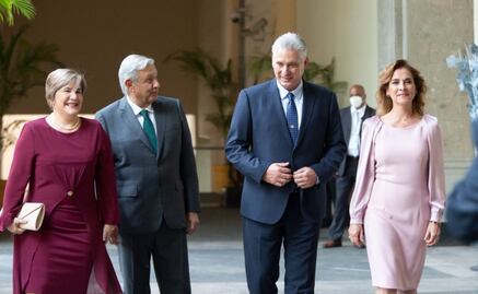 Escritora reta a AMLO a vivir 15 días en Cuba