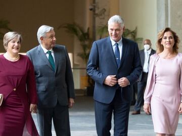 Escritora reta a AMLO a vivir 15 días en Cuba