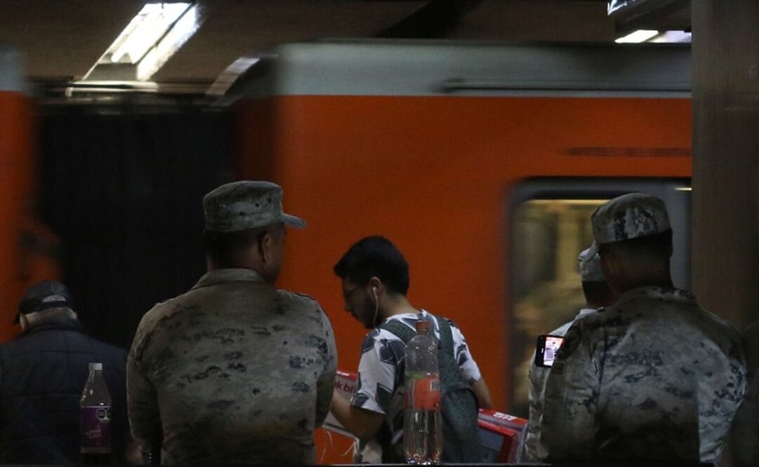 Elementos de la Guardia Naciona continúan vigilando el metro / Foto: Carlos Mejía EL UNIVERSAL