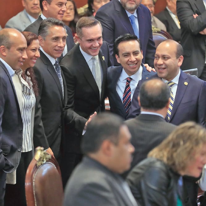 Manuel Negrete, alcalde de Coyoacán (tercero de izquierda a derecha), declaró que en campaña se dedicó a ver a la gente. (IRVIN OLIVARES. EL UNIVERSAL)