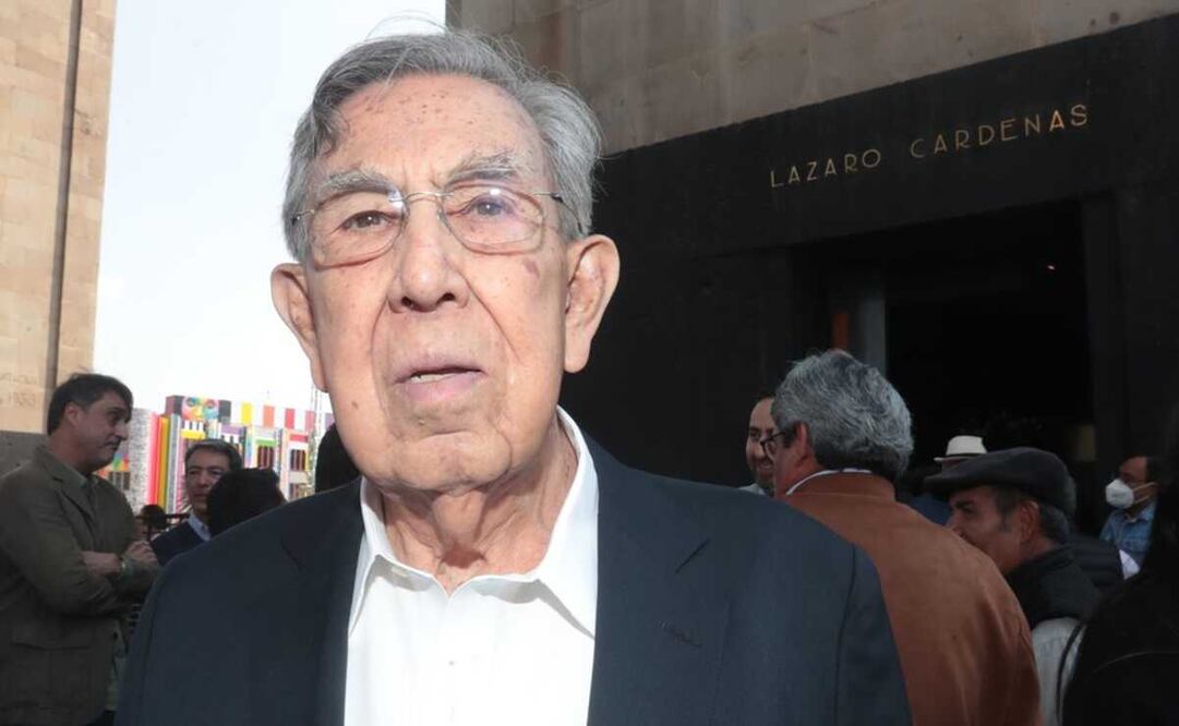 El hijo del general Lázaro Cárdenas del Río acudió como cada año a depositar un arreglo floral y montar una guardia en el mausoleo hecho a su padre. Foto: Francisco José / EL UNIVERSAL 