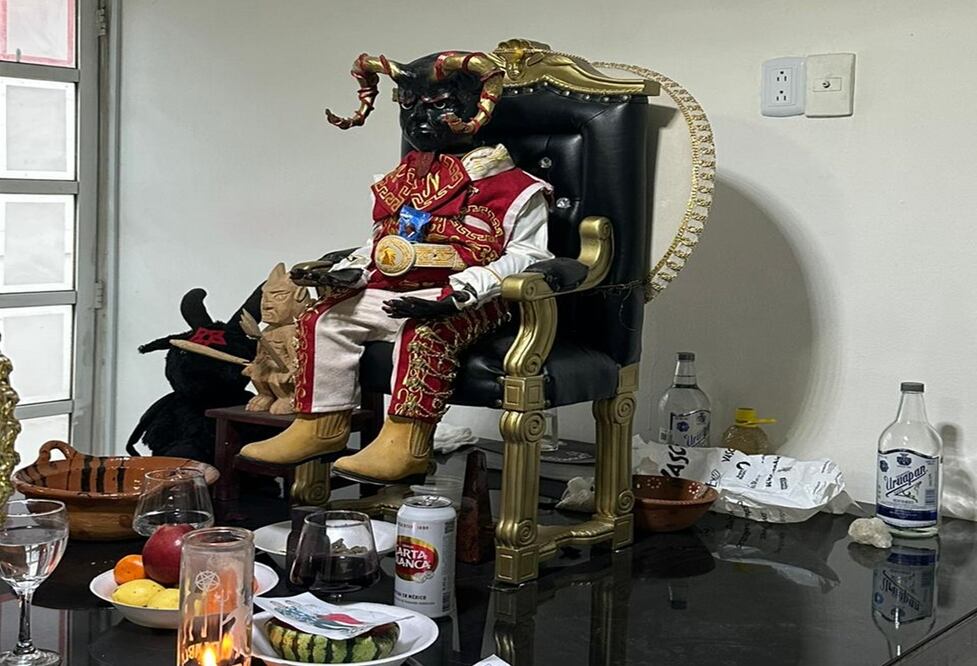 Agentes encontraron un altar al diablo confirmado por dos efigies en tronos, uno de ellos color negro y dorado. Foto: Especial