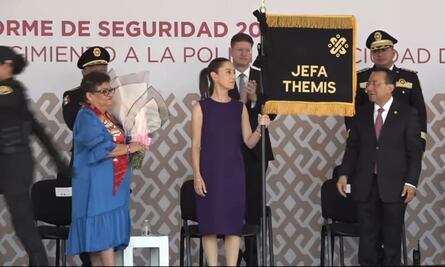Crónica: Entre flores y promesas, policías de la CDMX despiden a Sheinbaum, la “Jefa Themis”
