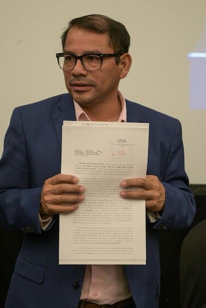 Juan Manuel Iglesias López, víctima sobreviviente del descarrilamiento del Tren Interoceánico durante conferencia de prensa (17/02/2026). Foto: Santiago Cadena / EL UNIVERSAL