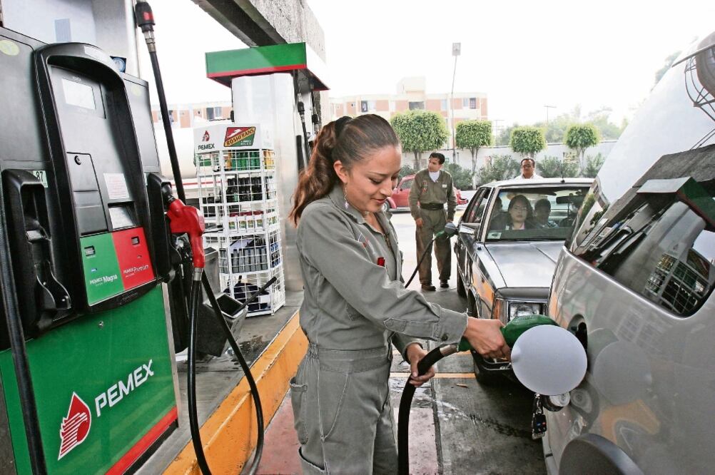 Las nuevas Normas Oficiales Mexicanas (NOM) se aplicarán tanto a bombas de despacho como al software que utilizan las estaciones de servicio en el país (ARCHIVO EL UNIVERSAL)