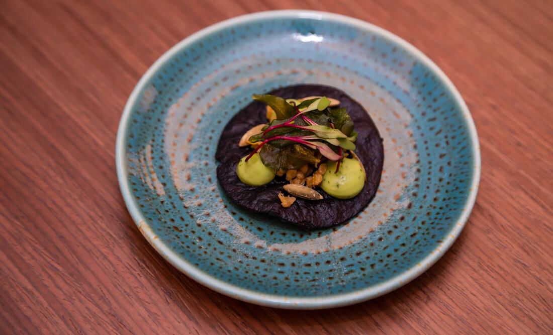 Tostada de escamoles con verdolagas y bombones de guacamole y pipián. Fotos: Cortesía